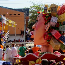 Float with skyscrapers on a Lady&#039;s head